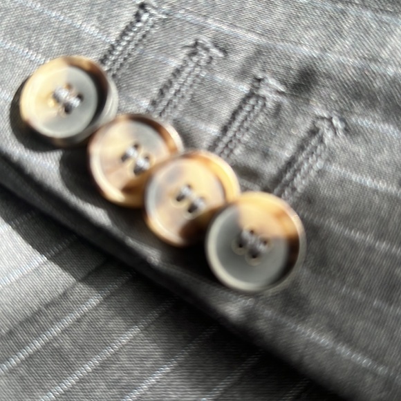 Elegant Hugo Boss Pin Stipe 2 Piece Suit -Super 130 - 100% Wool - Picture 11 of 11